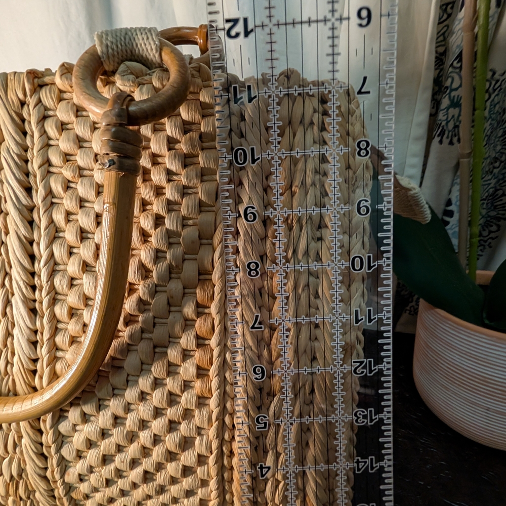 Elegant Tan Woven Tote Bag - Picture 2 of 6